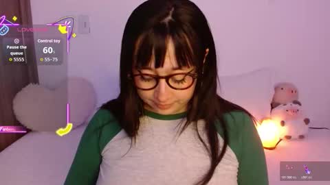 Snapshot of crystalitesq chatting on 10-23-25, 12:32 Olivia online show from 10-23-25, 12:32