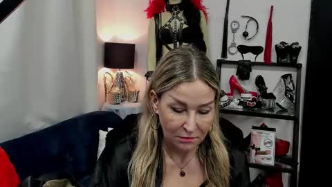 Snapshot of crystalxohotty chatting on 02-25-25, 09:09 CrystalHotty online show from 02-25-25, 09:09