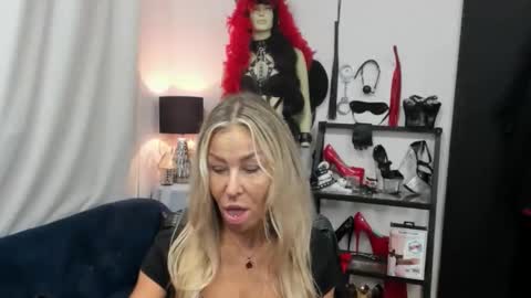 Snapshot of crystalxohotty chatting on 09-17-25, 04:25 CrystalHotty online show from 09-17-25, 04:25