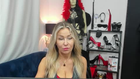 Snapshot of crystalxohotty chatting on 10-14-25, 04:57 CrystalHotty online show from 10-14-25, 04:57