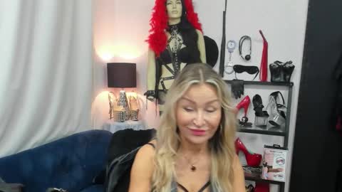 Snapshot of crystalxohotty chatting on 10-21-25, 04:46 CrystalHotty online show from 10-21-25, 04:46