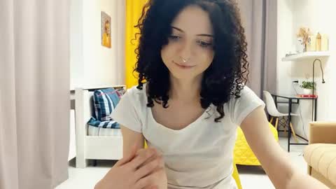 Snapshot of curlixiee chatting on 06-21-26, 11:18 Kira online show from 06-21-26, 11:18