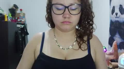 Snapshot of curly_greeneyed chatting on 06-25-26, 02:11 Vannesa online show from 06-25-26, 02:11
