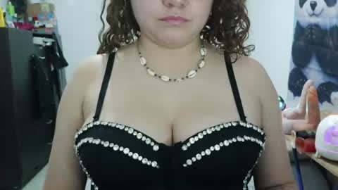 Snapshot of curly_greeneyed chatting on 06-26-26, 01:43 Vannesa online show from 06-26-26, 01:43