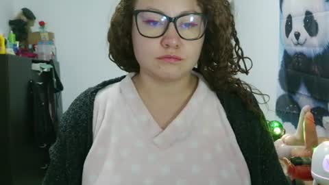Snapshot of curly_greeneyed chatting on 07-04-26, 05:02 Vannesa online show from 07-04-26, 05:02