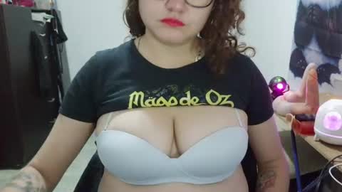 Snapshot of curly_greeneyed chatting on 07-10-26, 02:38 Vannesa online show from 07-10-26, 02:38