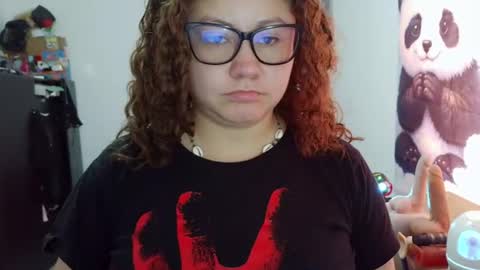 Snapshot of curly_greeneyed chatting on 07-22-26, 06:32 Vannesa online show from 07-22-26, 06:32