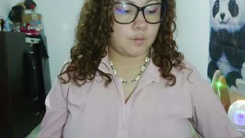 Snapshot of curly_greeneyed chatting on 07-24-26, 02:09 Vannesa online show from 07-24-26, 02:09