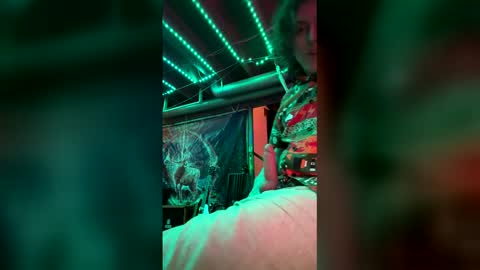 Snapshot of curlyfuck25 chatting on 01-13-26, 09:47 Human Being online show from 01-13-26, 09:47