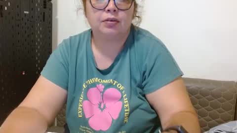 Snapshot of curvymomylore chatting on 05-25-26, 12:44 Lore online show from 05-25-26, 12:44
