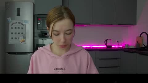 Snapshot of cute_beauty chatting on 12-04-25, 12:14 Amanda online show from 12-04-25, 12:14