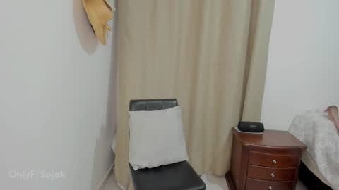 Snapshot of cute_brunett chatting on 06-14-26, 06:26 Sara online show from 06-14-26, 06:26
