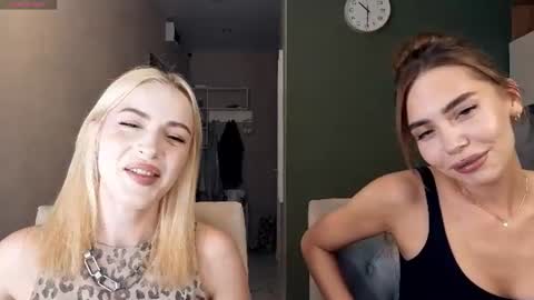 Snapshot of cute_coupleeee chatting on 06-14-26, 06:32 Masha and Liza online show from 06-14-26, 06:32