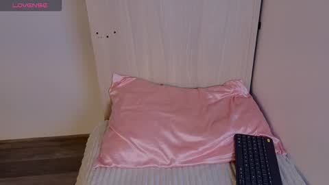 Snapshot of cute_emmma chatting on 12-15-25, 01:48 Emma online show from 12-15-25, 01:48