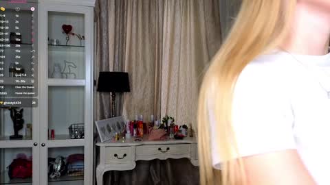 Snapshot of cute_fox_girl chatting on 10-17-25, 07:33 Anne online show from 10-17-25, 07:33
