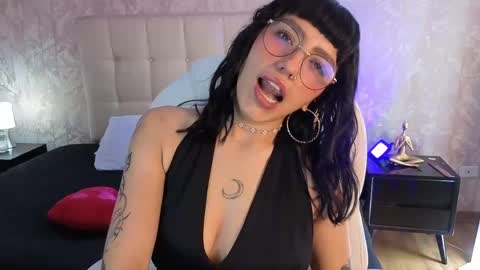 Snapshot of cute_hollywood chatting on 05-15-26, 04:19 Sofa online show from 05-15-26, 04:19