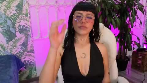 Snapshot of cute_hollywood chatting on 06-01-26, 07:48 Sofa online show from 06-01-26, 07:48