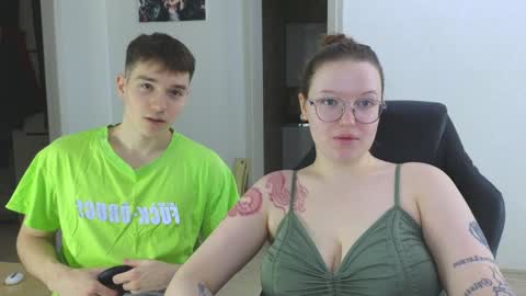 Snapshot of cute_junk chatting on 12-13-24, 02:54 Kite and Jack online show from 12-13-24, 02:54