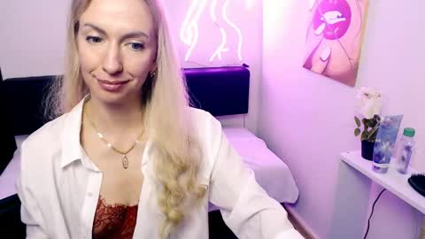 cute_smile_shy online show from 05-16-26, 10:36