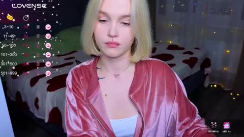 Snapshot of cute_summer_breathe chatting on 03-06-25, 08:16 Sue online show from 03-06-25, 08:16