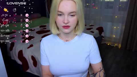 Snapshot of cute_summer_breathe chatting on 03-11-25, 05:13 Sue online show from 03-11-25, 05:13