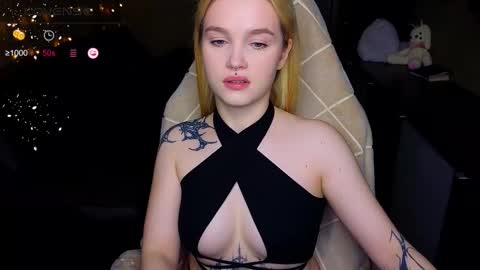 Snapshot of cute_summer_breathe chatting on 11-25-25, 03:01 Sue online show from 11-25-25, 03:01