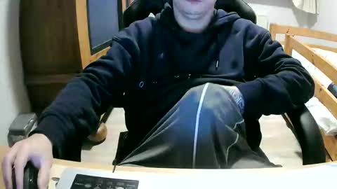Cuteboy090 online show from 04-19-26, 06:32