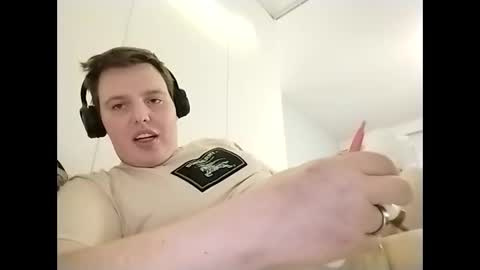 CuteguyBWC92 online show from 11-21-25, 06:45