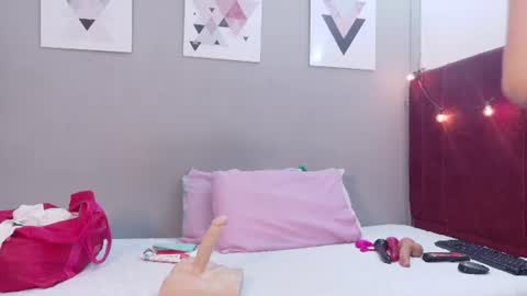 cutepetitee online show from 06-15-26, 07:49