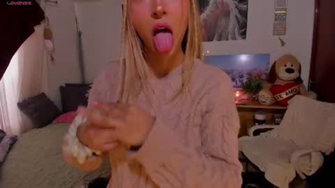 cuteweed420 online show from 06-25-26, 09:30