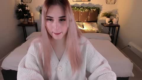 Snapshot of cutie_louise chatting on 01-08-25, 08:50 Your Louise follow me online show from 01-08-25, 08:50