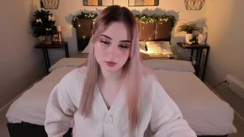 Snapshot of cutie_louise chatting on 01-09-25, 03:47 Your Louise follow me online show from 01-09-25, 03:47