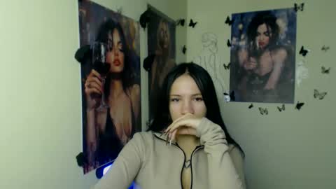 Snapshot of cutielady_ chatting on 10-28-25, 01:47 Emma online show from 10-28-25, 01:47