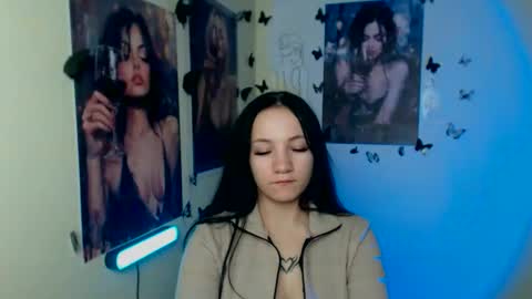 Snapshot of cutielady_ chatting on 11-11-25, 01:22 Emma online show from 11-11-25, 01:22