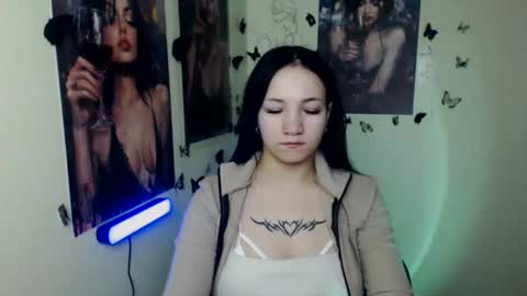 Snapshot of cutielady_ chatting on 01-11-26, 07:02 Emma online show from 01-11-26, 07:02