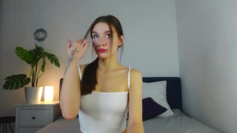 Vivienne online show from 11-04-25, 05:50