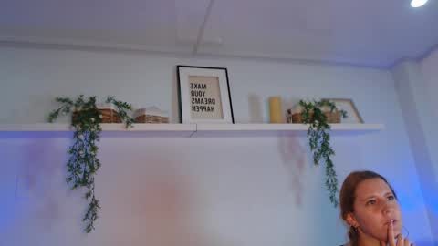 Laura online show from 02-12-26, 11:27