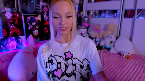Snapshot of cuttie_ponyy chatting on 03-10-25, 12:40 Nora online show from 03-10-25, 12:40