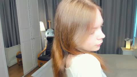 Snapshot of cuty_petite chatting on 06-26-26, 06:18 Anne online show from 06-26-26, 06:18