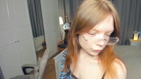 Snapshot of cuty_petite chatting on 06-28-26, 05:35 Anne online show from 06-28-26, 05:35