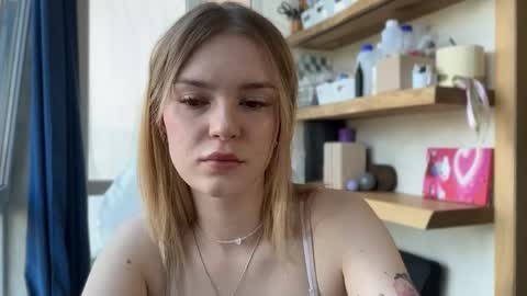 Snapshot of cyberl0ve_ chatting on 06-05-26, 11:27 Im Emi streaming with my friend Reyna today online show from 06-05-26, 11:27