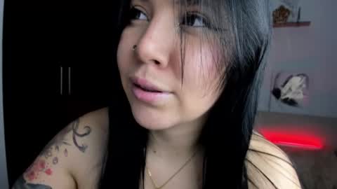 Snapshot of daahanna_ chatting on 10-17-25, 04:48 Ailyn online show from 10-17-25, 04:48