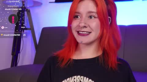 Snapshot of daarlene chatting on 10-11-25, 10:25 Darlene online show from 10-11-25, 10:25