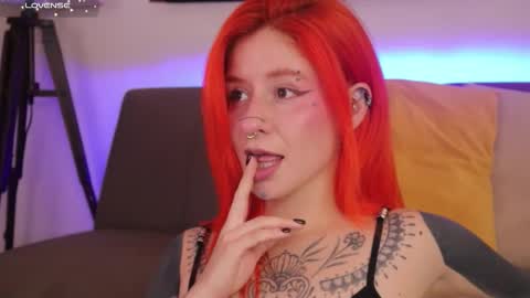 Snapshot of daarlene chatting on 01-11-26, 06:35 Darlene online show from 01-11-26, 06:35