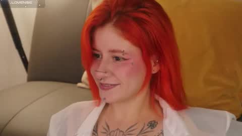 Snapshot of daarlene chatting on 01-12-26, 10:42 Darlene online show from 01-12-26, 10:42