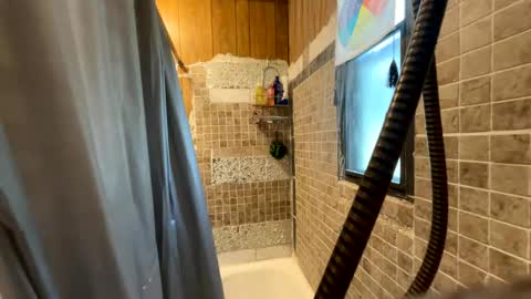 Snapshot of daddydic120402 chatting on 10-18-25, 04:19 daddydic120402 online show from 10-18-25, 04:19