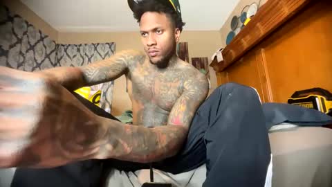 Snapshot of daddyjanimal chatting on 11-03-25, 05:58 sexy tatted king bbc online show from 11-03-25, 05:58