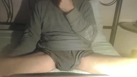 Snapshot of daddylove2017 chatting on 12-24-24, 02:01 alby online show from 12-24-24, 02:01