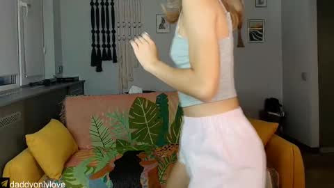 Snapshot of daddyonlyloveme chatting on 09-15-25, 08:20 Zoe online show from 09-15-25, 08:20