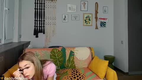 Snapshot of daddyonlyloveme chatting on 09-18-25, 08:22 Zoe online show from 09-18-25, 08:22